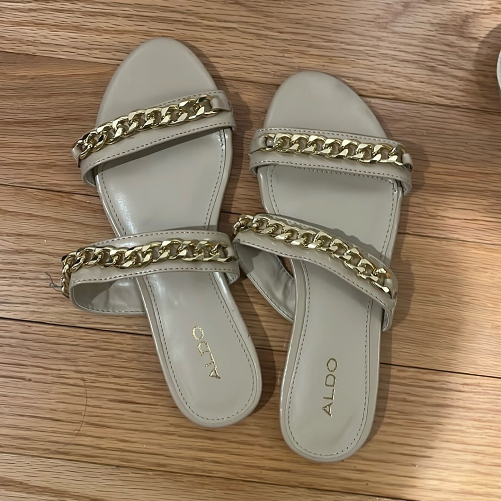 Slip-on sandals with gold chain